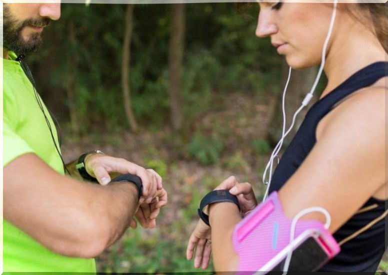 Coach with a girl looking at her watches: differences between coach and sports psychologist