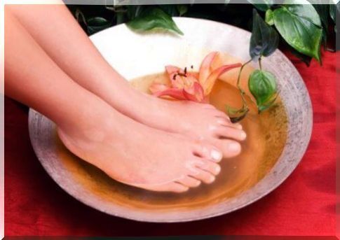 Cleaning your feet to make them smell good