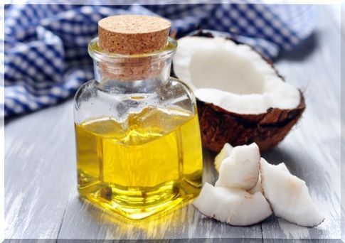 Coconut-oil-rinse-against-bad-breath